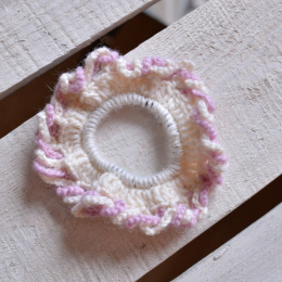Szydełkowane scrunchie ecru róż 100% wełna