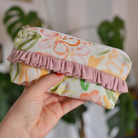 Kosmetyczka mini jasna z falbanką Kosmetyczka mini jasna z falbanką