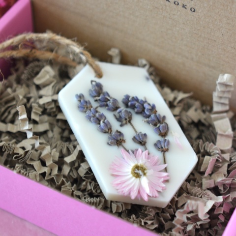 2w1 Zawieszka zapachowa sojowa/wosk Zielona Herbata zapakowana na prezent Sara&Koko