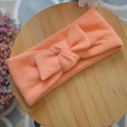 Wełna/angora brzoskwinia upcykling średnia gruba puchata opaska z kokardką