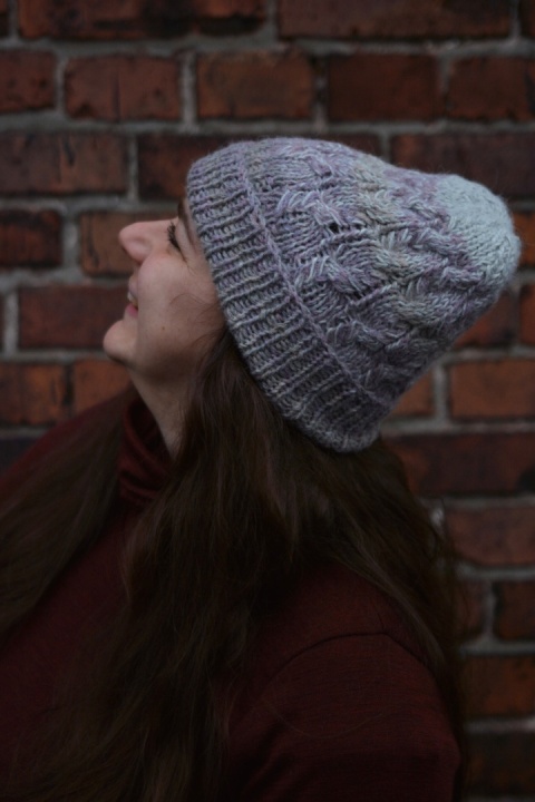 Wełna merino i alpaka czapka handmade warkocz szaro różowa (mniejsza)