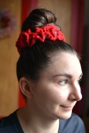 ZESTAW 2szt. Szydełkowane scrunchie czerwień i róż 100% wełna