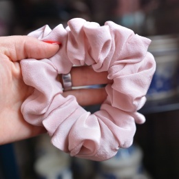 Jedwab MIDI/MAXI gumka upcykling scrunchie PUDROWY RÓŻ