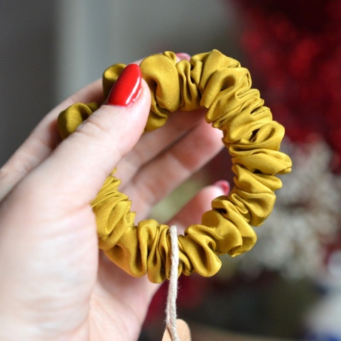 Jedwab MINI gumka upcykling scrunchie WASABI