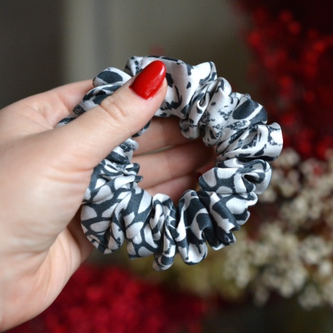 Jedwab MIDI gumka upcykling scrunchie BIAŁO GRAFITOWA