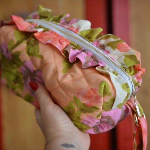 Kuferek kwiatowy z falbanką UPCYKLING