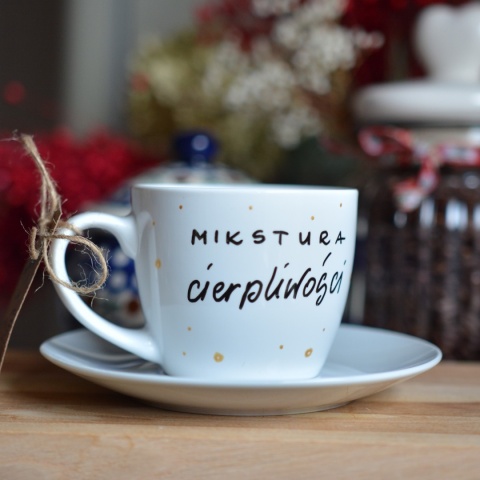 Mikstura cierpliwości, filiżanka+spodek ręcznie malowany Miny Moose biały