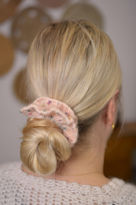 Szydełkowana scrunchie moher+wełna pudrowa nakrapiana Szydełkowana scrunchie moher+wełna pudrowa nakrapiana