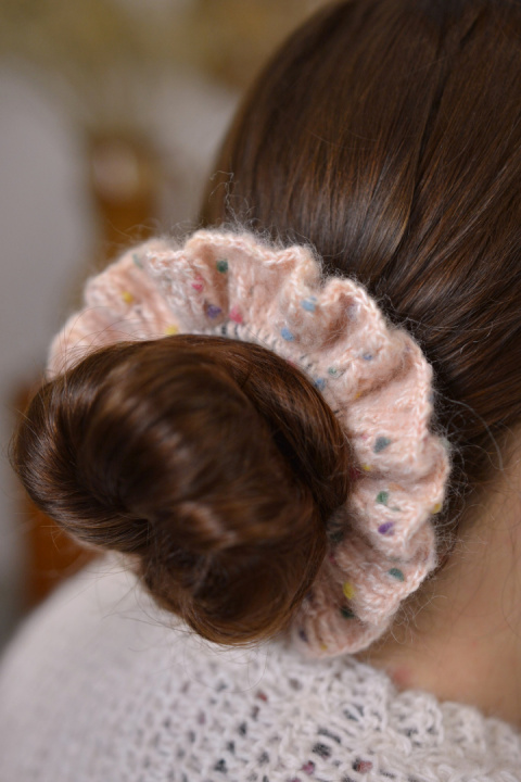 Szydełkowana scrunchie moher+wełna pudrowa nakrapiana Szydełkowana scrunchie moher+wełna pudrowa nakrapiana